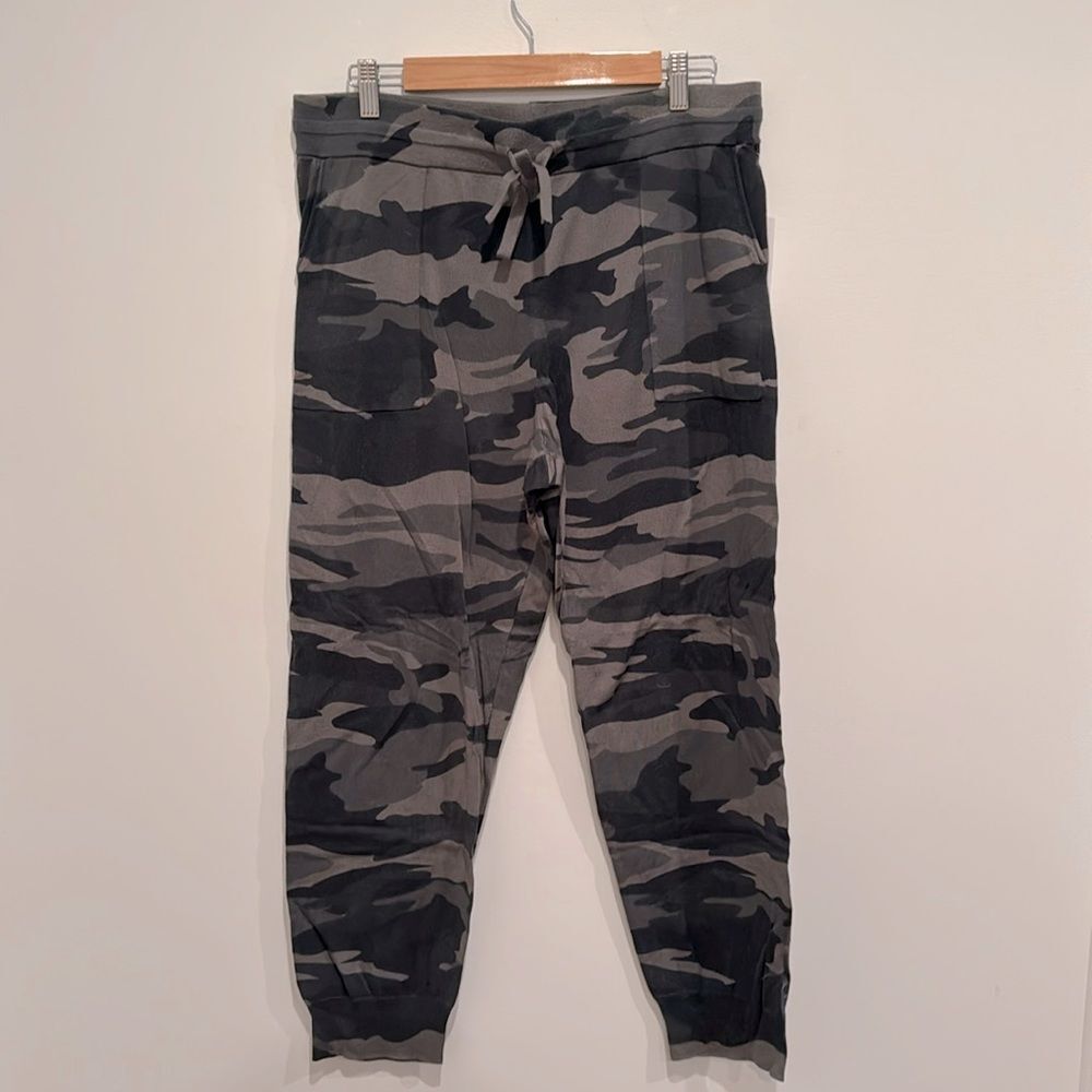 SPLENDID Camo Joggers - Picture 4 of 7